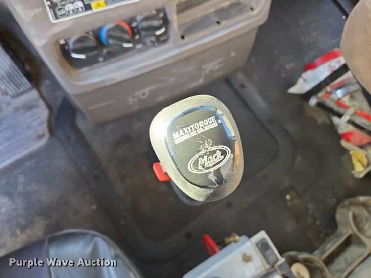 image for item EQ6836 2005 Mack 613 dump truck