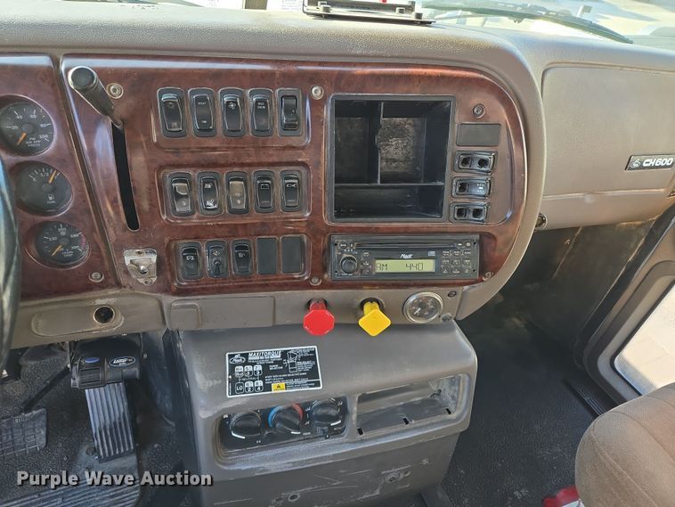 image for item EQ6836 2005 Mack 613 dump truck