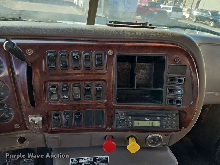 image for item EQ6836 2005 Mack 613 dump truck