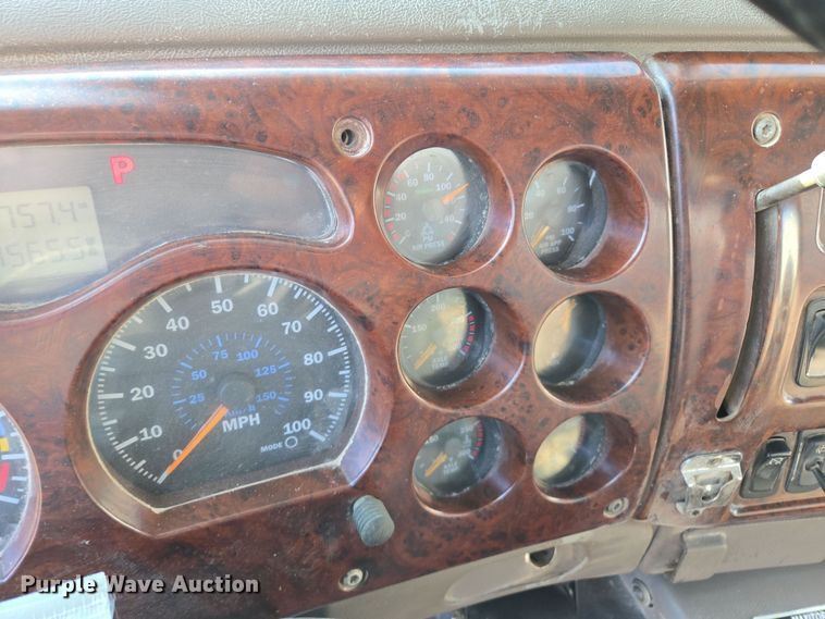 image for item EQ6836 2005 Mack 613 dump truck