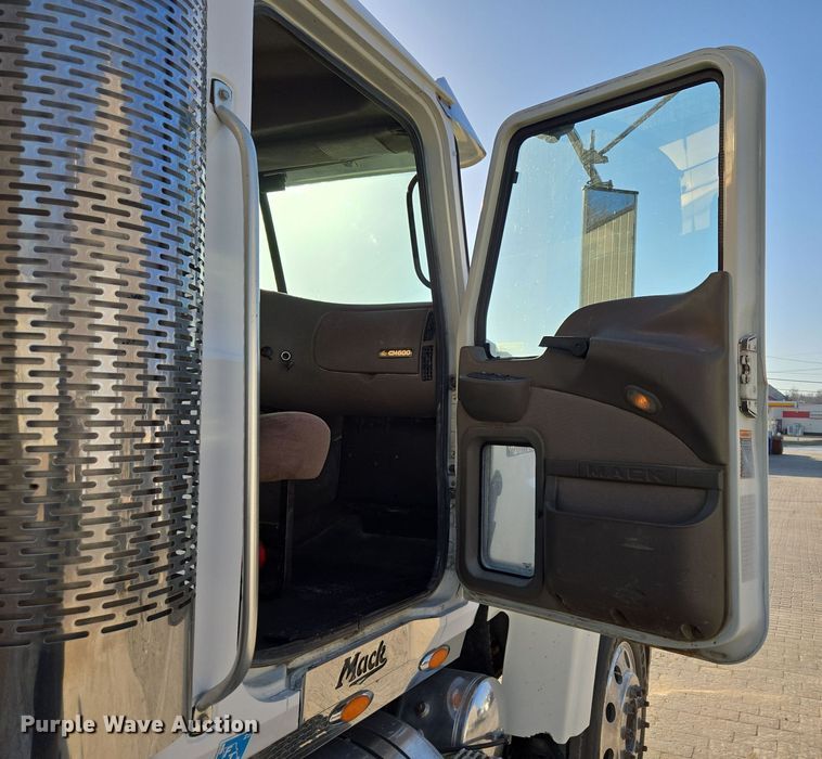 image for item EQ6836 2005 Mack 613 dump truck