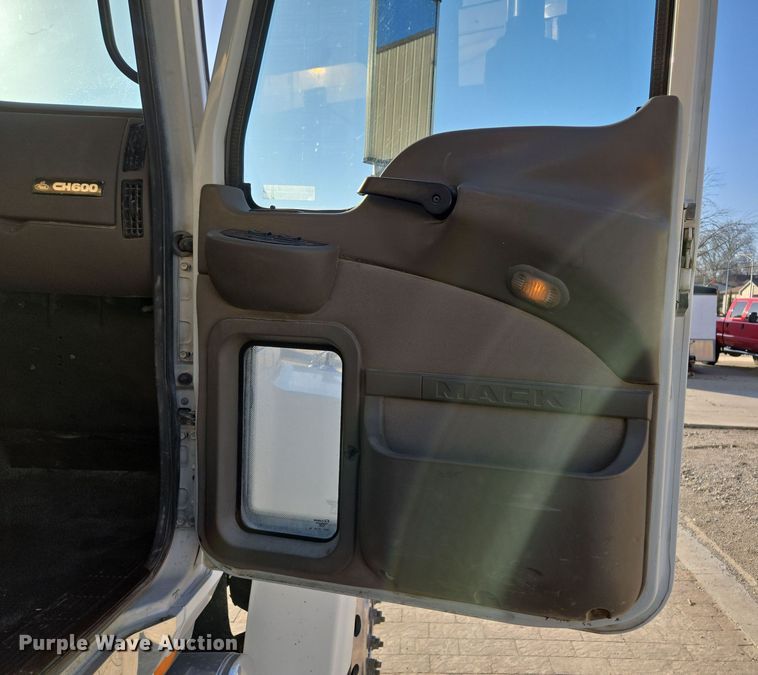 image for item EQ6836 2005 Mack 613 dump truck