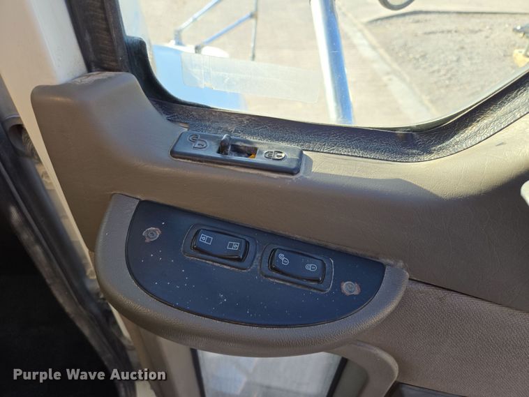 image for item EQ6836 2005 Mack 613 dump truck