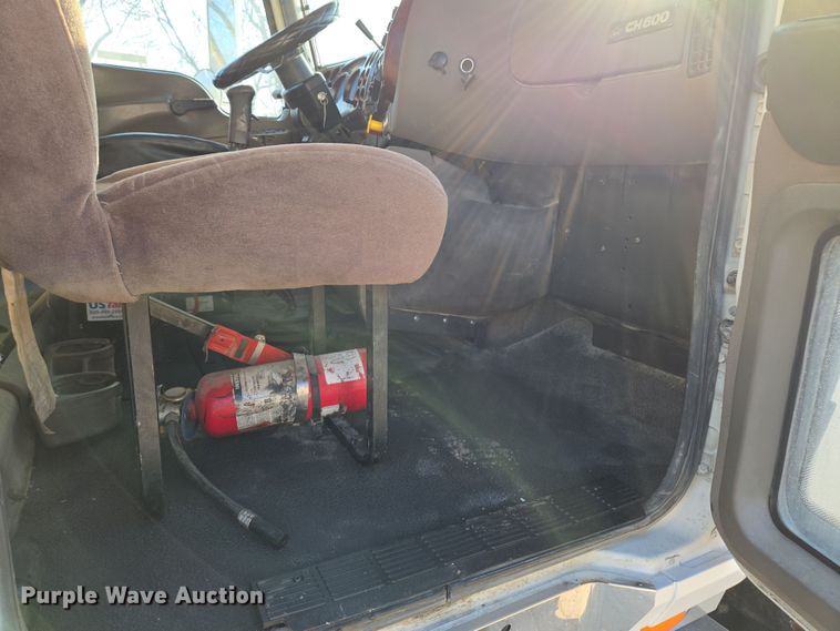 image for item EQ6836 2005 Mack 613 dump truck