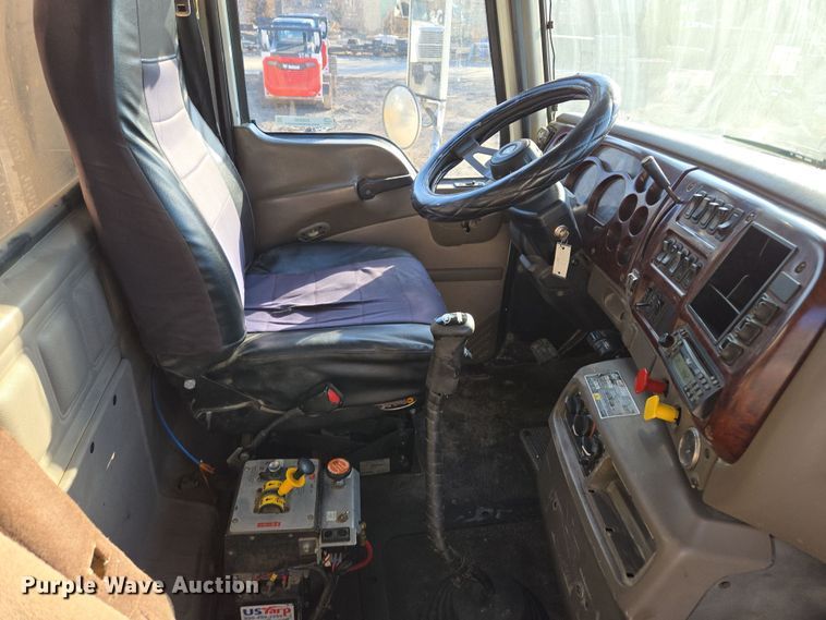 image for item EQ6836 2005 Mack 613 dump truck