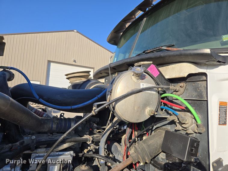 image for item EQ6836 2005 Mack 613 dump truck