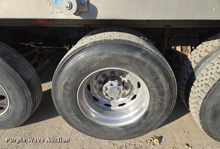 image for item EQ6836 2005 Mack 613 dump truck