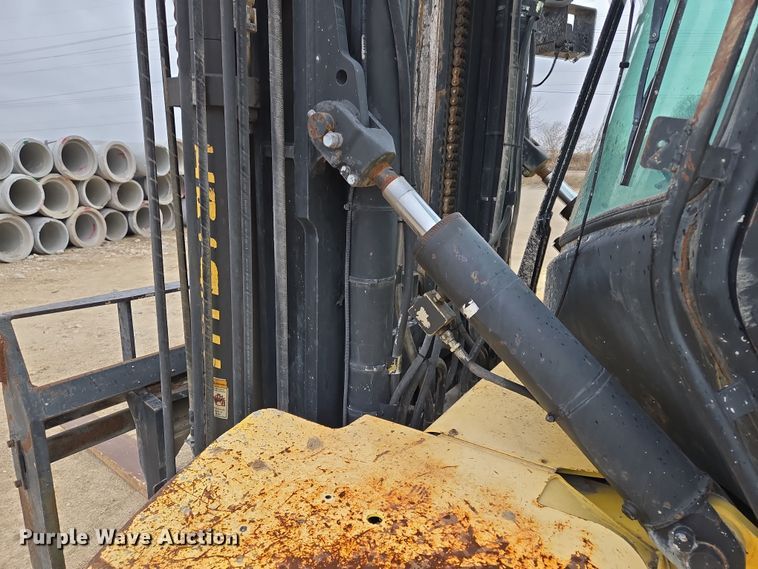 image for item EQ6877 2006 Hyster H210HD forklift