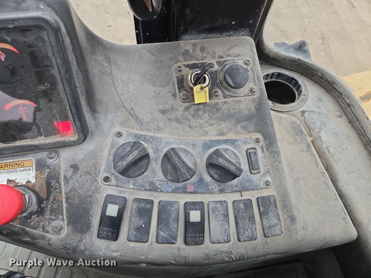 image for item EQ6877 2006 Hyster H210HD forklift