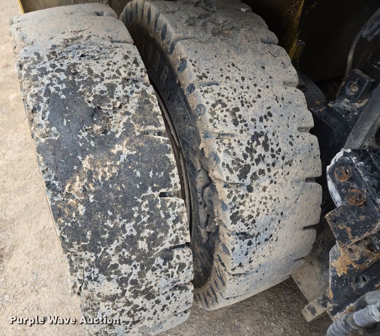 image for item EQ6877 2006 Hyster H210HD forklift