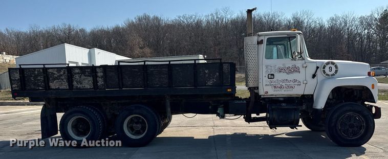 image for item LD9376 1997 Ford LT8000 dump flatbed truck