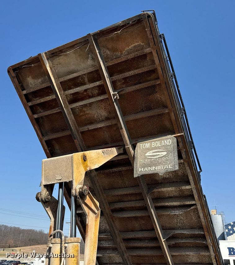 image for item LD9376 1997 Ford LT8000 dump flatbed truck