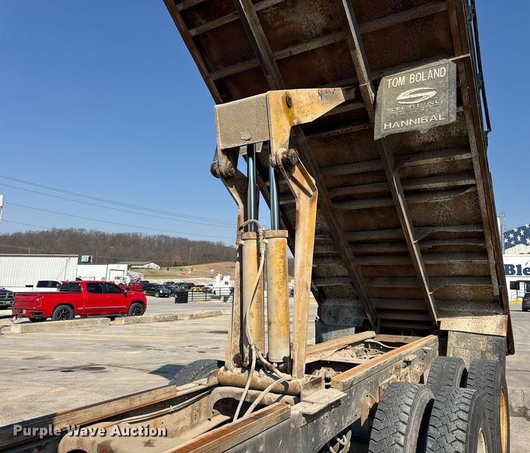 image for item LD9376 1997 Ford LT8000 dump flatbed truck