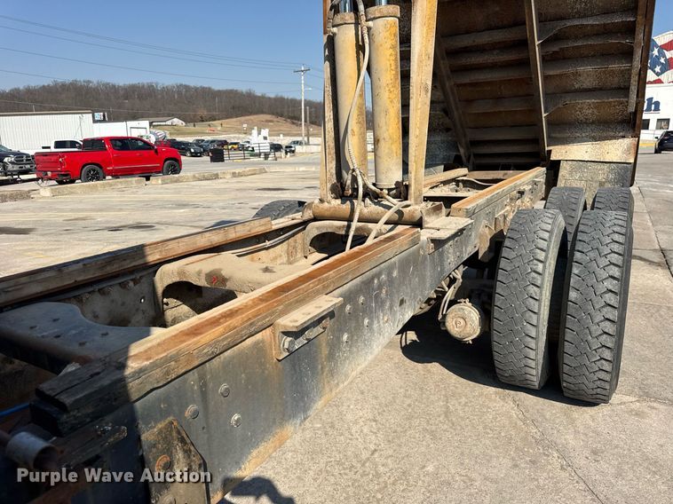 image for item LD9376 1997 Ford LT8000 dump flatbed truck