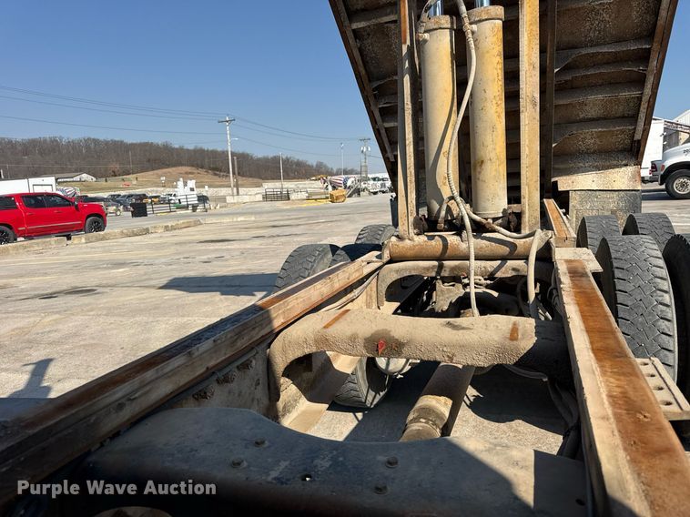 image for item LD9376 1997 Ford LT8000 dump flatbed truck