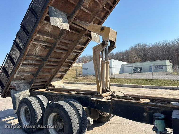 image for item LD9376 1997 Ford LT8000 dump flatbed truck
