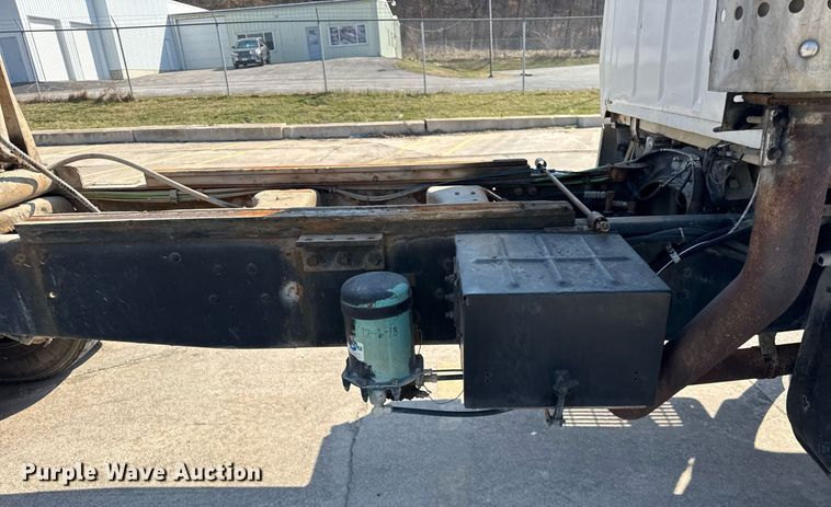 image for item LD9376 1997 Ford LT8000 dump flatbed truck