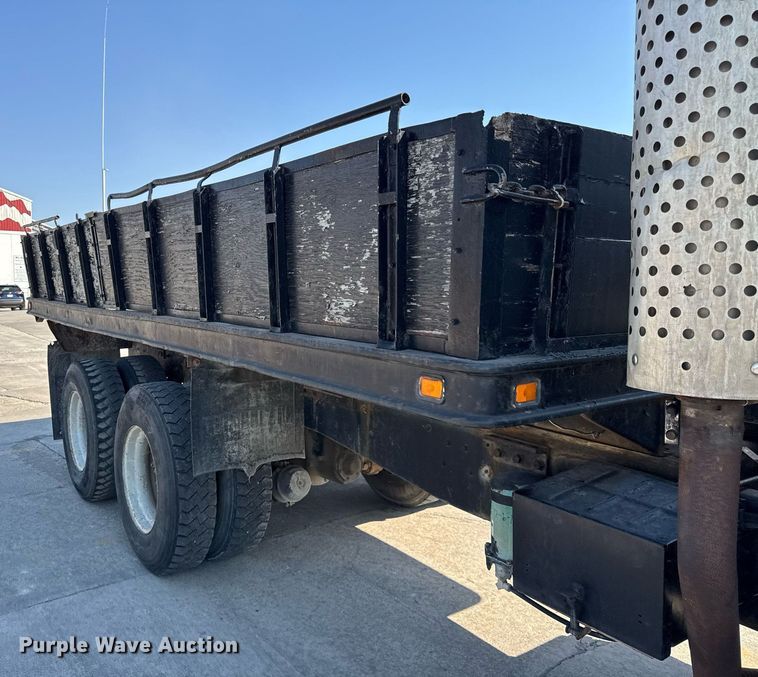 image for item LD9376 1997 Ford LT8000 dump flatbed truck