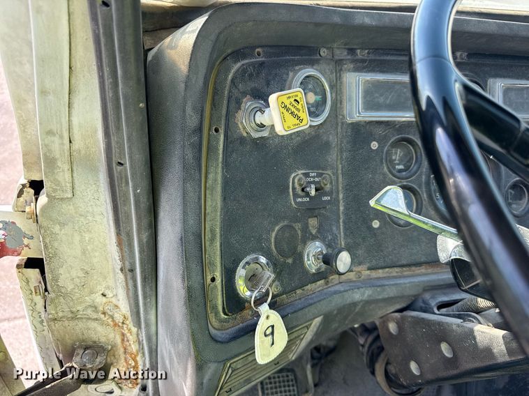 image for item LD9376 1997 Ford LT8000 dump flatbed truck