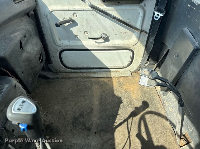 image for item LD9376 1997 Ford LT8000 dump flatbed truck