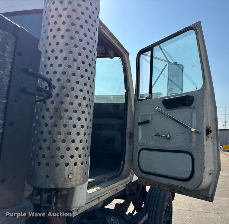 image for item LD9376 1997 Ford LT8000 dump flatbed truck