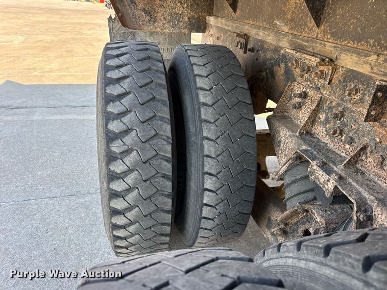 image for item LD9376 1997 Ford LT8000 dump flatbed truck