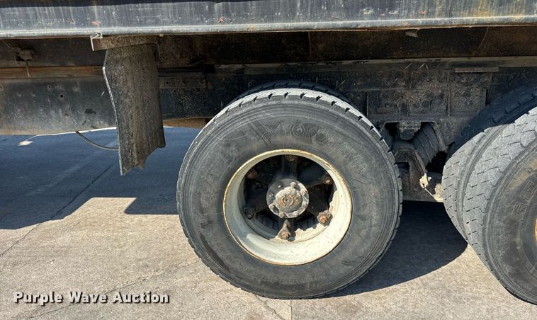 image for item LD9376 1997 Ford LT8000 dump flatbed truck