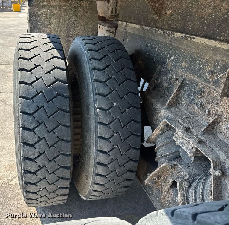 image for item LD9376 1997 Ford LT8000 dump flatbed truck