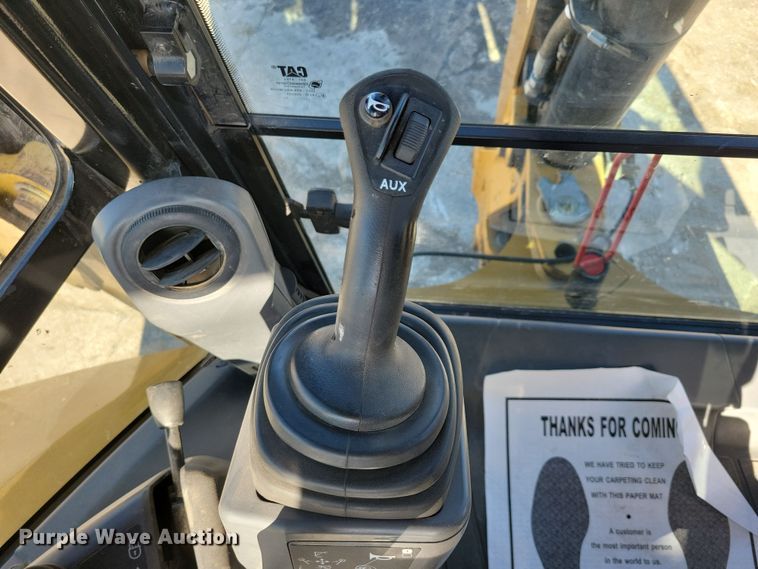 image for item NB9893 2015 Caterpillar 420F2 backhoe