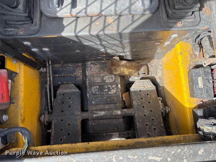 image for item OB9455 2015 New Holland L213 skid steer loader