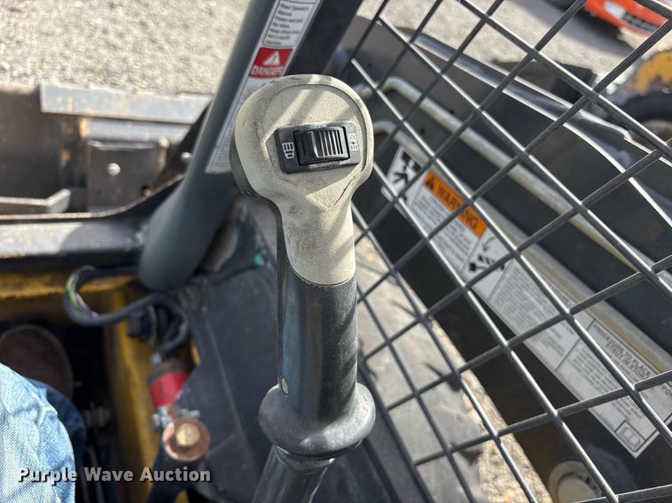 image for item OB9455 2015 New Holland L213 skid steer loader