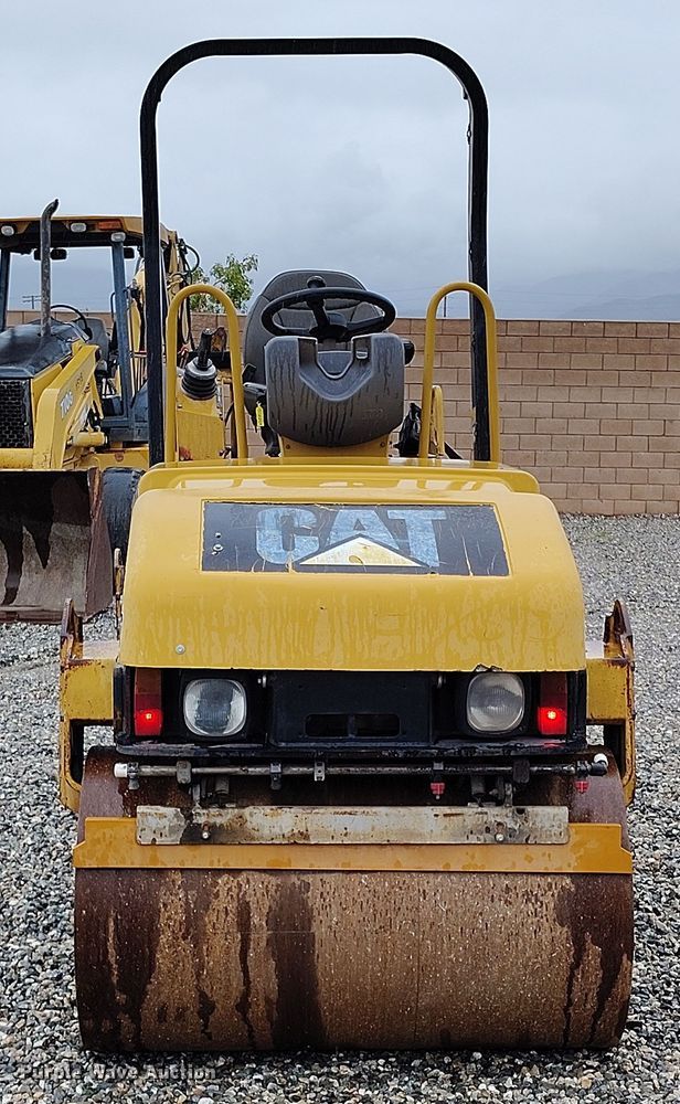 image for item YA0343 2005 Caterpillar CB-224E double drum vibratory roller