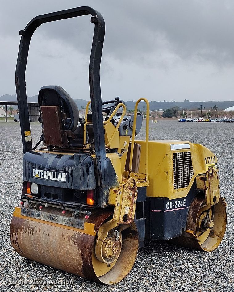 image for item YA0343 2005 Caterpillar CB-224E double drum vibratory roller