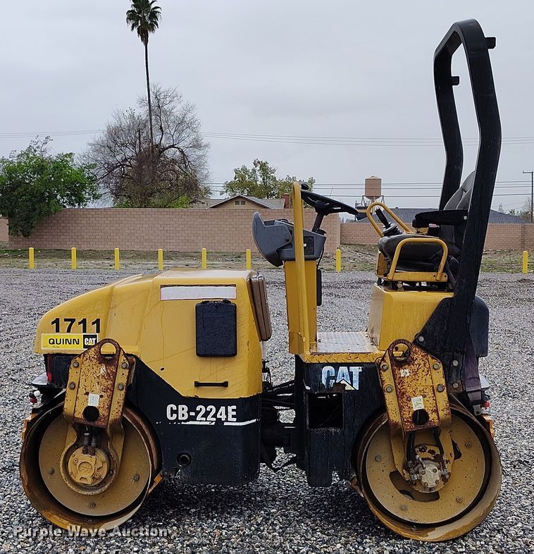 image for item YA0343 2005 Caterpillar CB-224E double drum vibratory roller