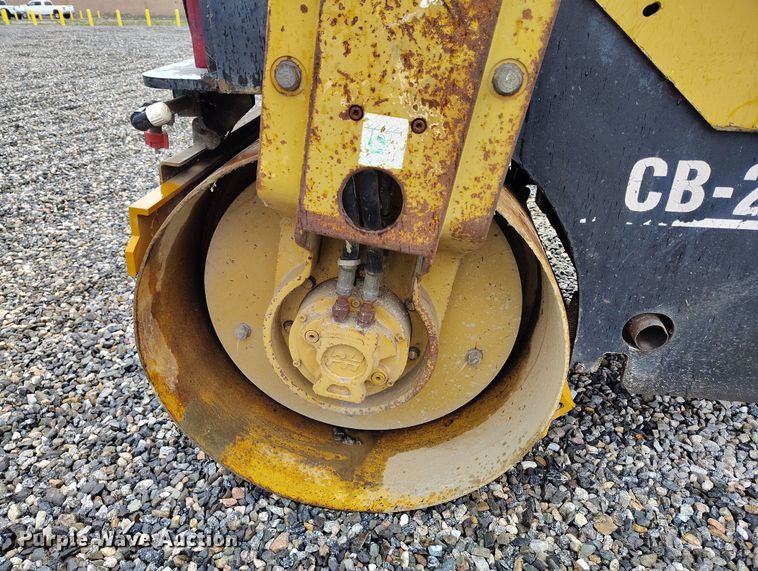 image for item YA0343 2005 Caterpillar CB-224E double drum vibratory roller