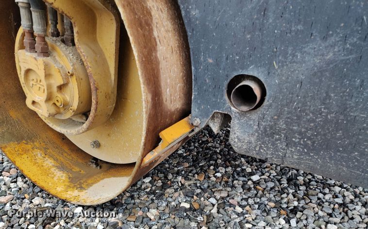 image for item YA0343 2005 Caterpillar CB-224E double drum vibratory roller