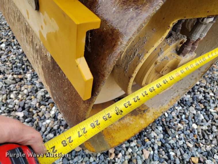 image for item YA0343 2005 Caterpillar CB-224E double drum vibratory roller