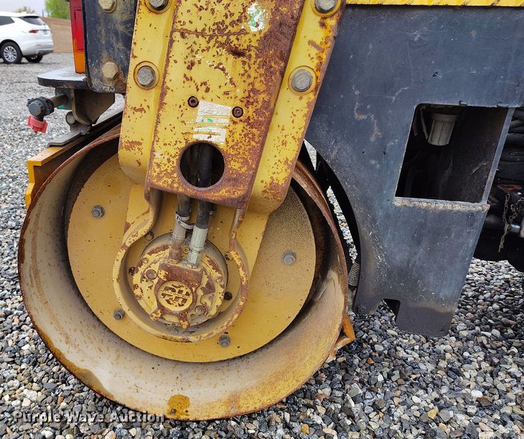 image for item YA0343 2005 Caterpillar CB-224E double drum vibratory roller