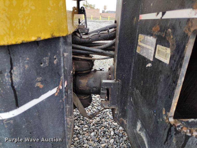 image for item YA0343 2005 Caterpillar CB-224E double drum vibratory roller