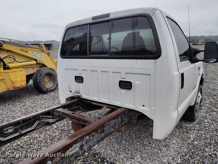 image for item YA0344 2003 Ford F550 Super Duty XL truck cab and chassis