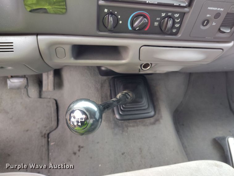 image for item YA0344 2003 Ford F550 Super Duty XL truck cab and chassis