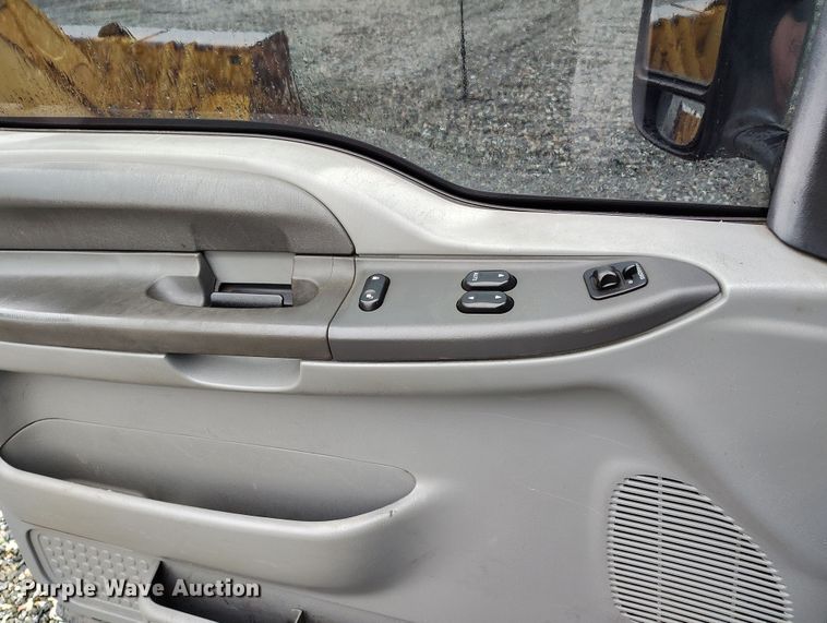 image for item YA0344 2003 Ford F550 Super Duty XL truck cab and chassis