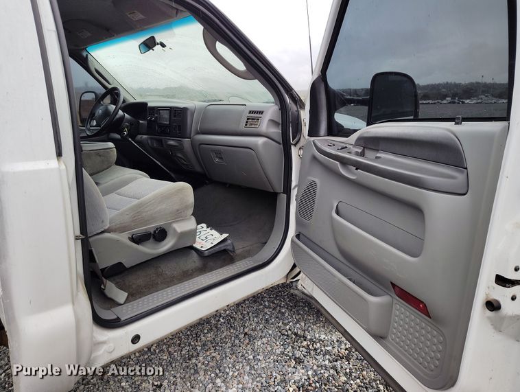 image for item YA0344 2003 Ford F550 Super Duty XL truck cab and chassis