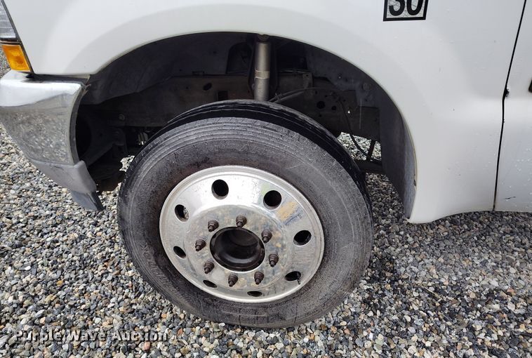 image for item YA0344 2003 Ford F550 Super Duty XL truck cab and chassis