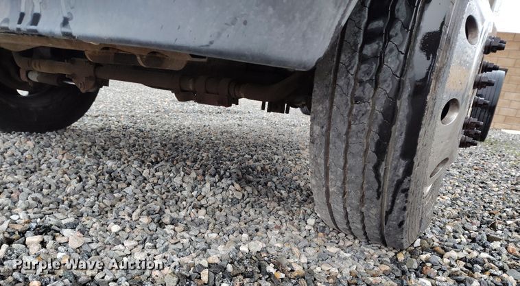 image for item YA0344 2003 Ford F550 Super Duty XL truck cab and chassis