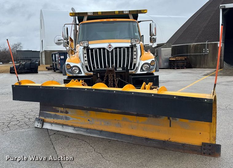 image for item DH9867 2011 International 7400 spreader truck