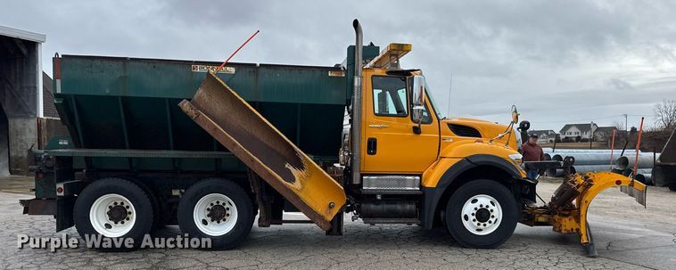 image for item DH9867 2011 International 7400 spreader truck