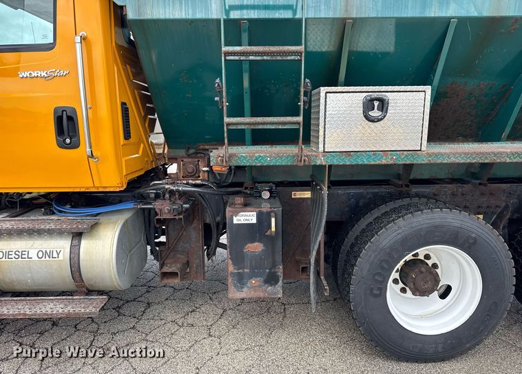 image for item DH9867 2011 International 7400 spreader truck