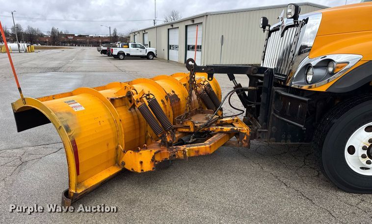 image for item DH9867 2011 International 7400 spreader truck