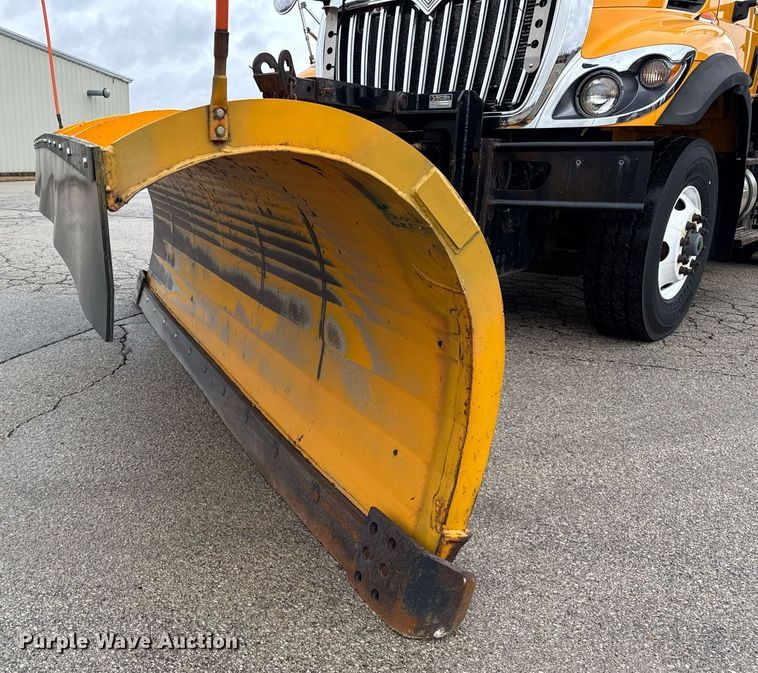 image for item DH9867 2011 International 7400 spreader truck